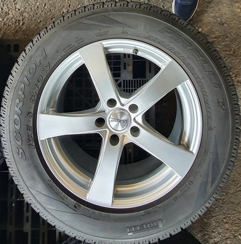 Pneumatici Pirelli Scorpion ICE SNOW 235/65 R18 110H M+S + Cerchi Dezent TREG 8J - Foto 3 di 9