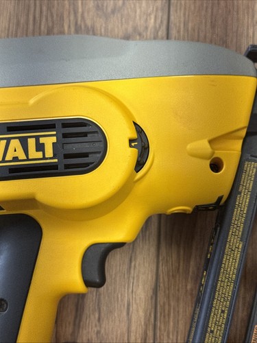 Dewalt DC618 2-1/2" 18-volt Angled Finish Nailer - Tool Only - Bild 13 von 24