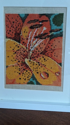 Framed Vintage Cross Stitch Lily ~ Embroidered Orange Flower Art Boho Cottage - Bild 5 von 11