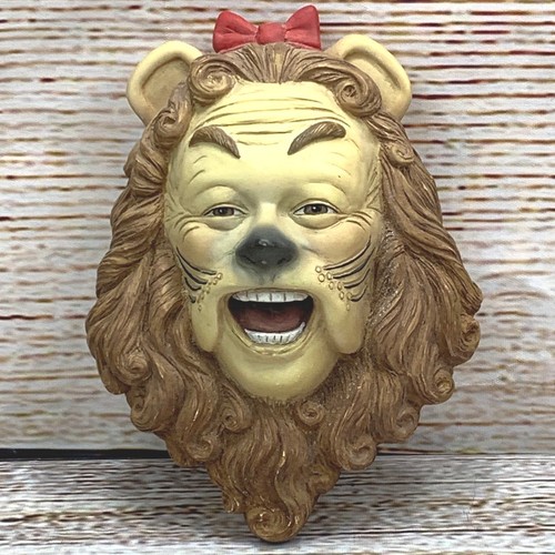 Wizard of Oz Cowardly Lion Costume Collection #22 Wall Hanging #493/5000 - Picture 1 of 5