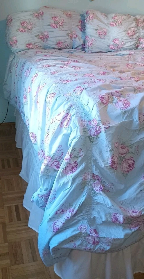 Funda nórdica floral azul bebé tamaño queen con fundas rosas victorianas a juego Foto 3 de 4