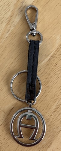 Etienne Aigner Schlüsselanhänger Leder Key Fob Silber Hufeisen Logo Charm Accessoire - Bild 2 von 6