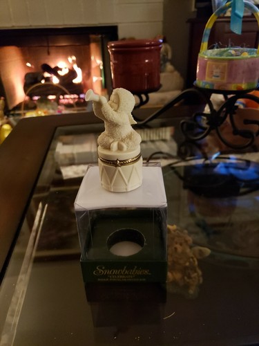 DEPT 56 SNOWBABIES "Celebrate" #68847 mit BOX ~ aufklappbare Porzellandose - MIB - Bild 1 von 3