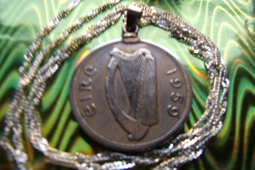 1959 Ireland Floiron Harp Coin Pendant on a 28" Wavy Twisted Silver Chain.  - Picture 2 of 7