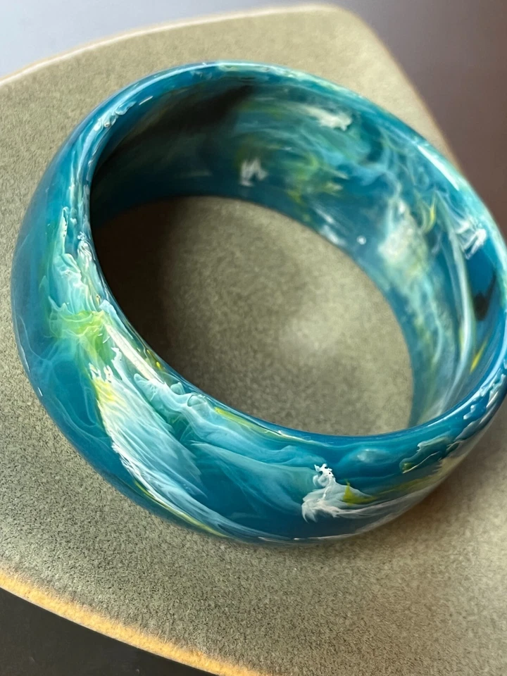 Brazalete de plástico vintage grueso ancho bonito azul con blanco y toques de remolino amarillo Foto 3 de 4