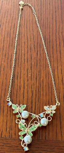 COLLANA BETSEY JOHNSON VERDE, CRISTALLO E PERLA FIORE A GRAPPOLO 20" - Foto 3 di 6