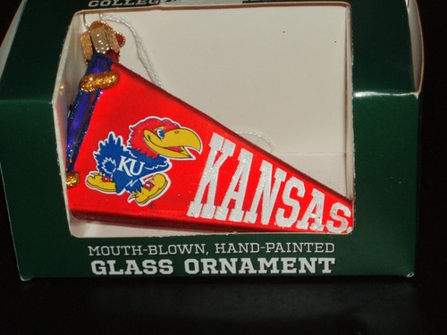 MERCK FAMILY'S OLD WORLD NAVIDAD ADORNO DE VIDRIO COLEGIAL 2009 UNIVERSIDAD DE KANSAS - Imagen 1 de 3