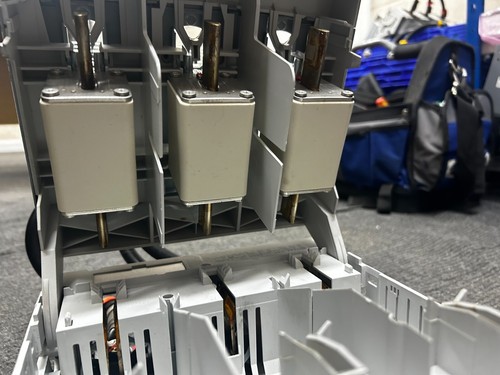 SIBA SV9344.210 PORTAFUSIBLES CON 3 FUSIBLES 200A (L11) - Imagen 2 de 5