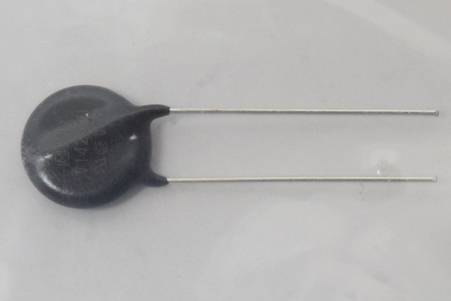 14MM DISC 360 220V 1 piece 6kA PANASONIC ERZ-V14D221 VARISTOR 14MM DISC 360 220V 1 piece 6kA PANASONIC ERZ-V14D221 VARISTOR