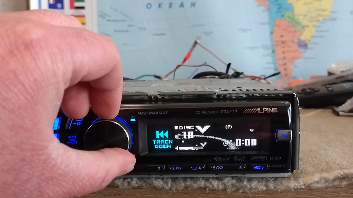 Alpine CDA-117 Car Stereo Mobile Media Station Fully Working Great