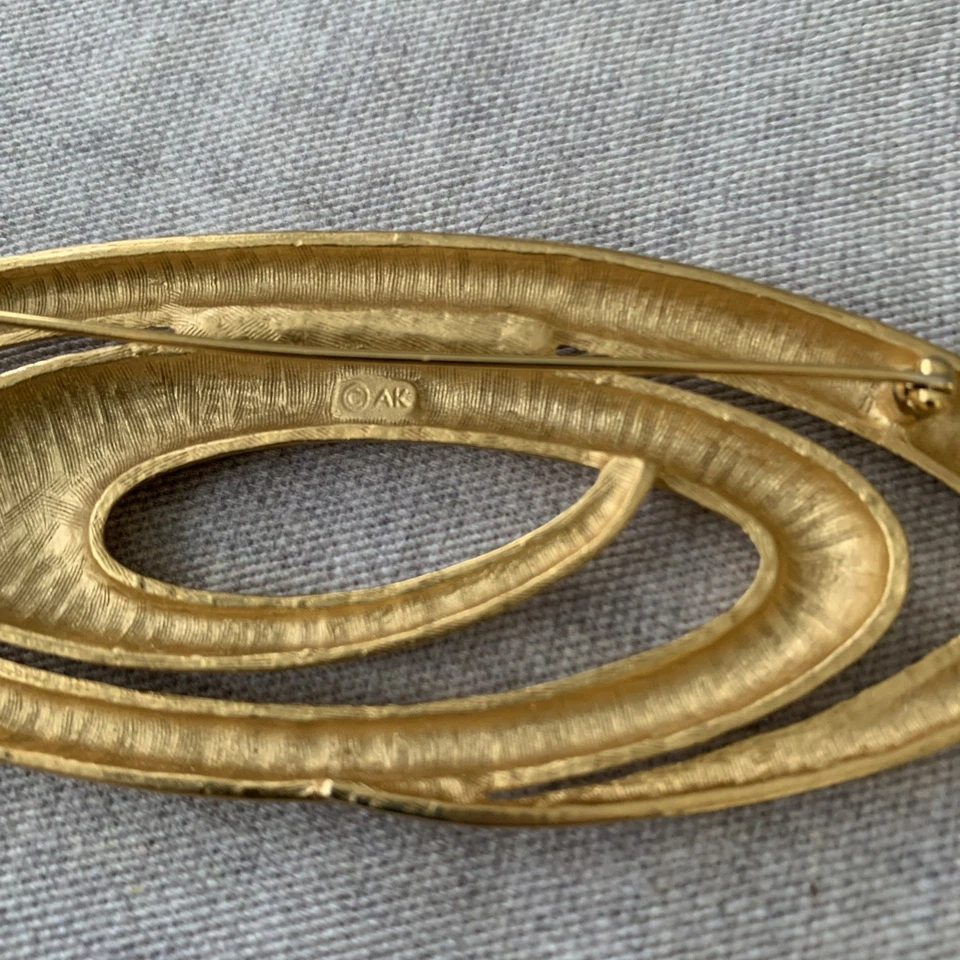 "Broche prendedor vintage ANNE KLEIN tono dorado acabado mate forma onda 4,25""" Foto 3 de 4