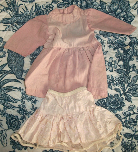 Antichi vestiti per bambola testa di moro - vestito rosa 8" e mezzo slip con pizzo - bambola piccola - Foto 1 di 6
