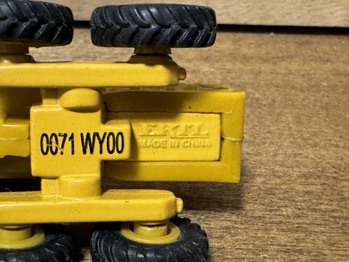 ERTL John Deere Road Construction Ahead Motor Grader 1:64 Diecast Work Crew Rig - Picture 6 of 6