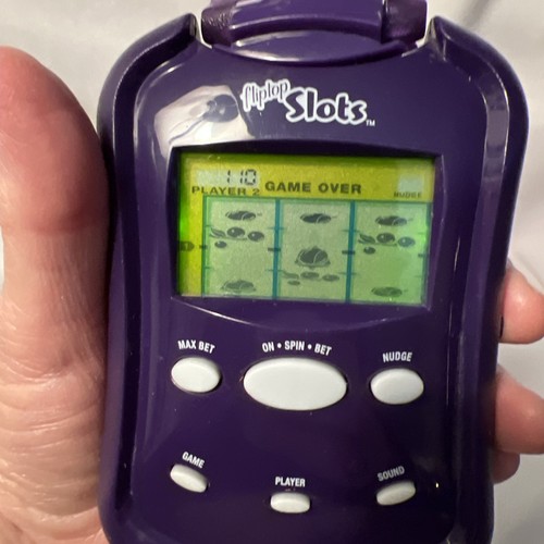 Radica 2006 Fliptop Ranuras 2 en 1 Pantalla Iluminada Electrónica Portátil LCD Juego - Imagen 9 de 12