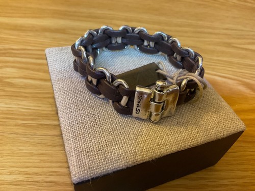 Neu mit Etikett Uno de 50 versilbertes Gliederarmband mit weichem Ledergewebe "Eslabonados"
