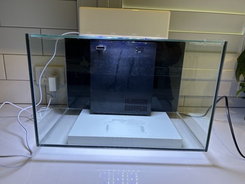24 Litre Aquarium As Well As Aquarium Ornaments And Gravel - Picture 4 of 9