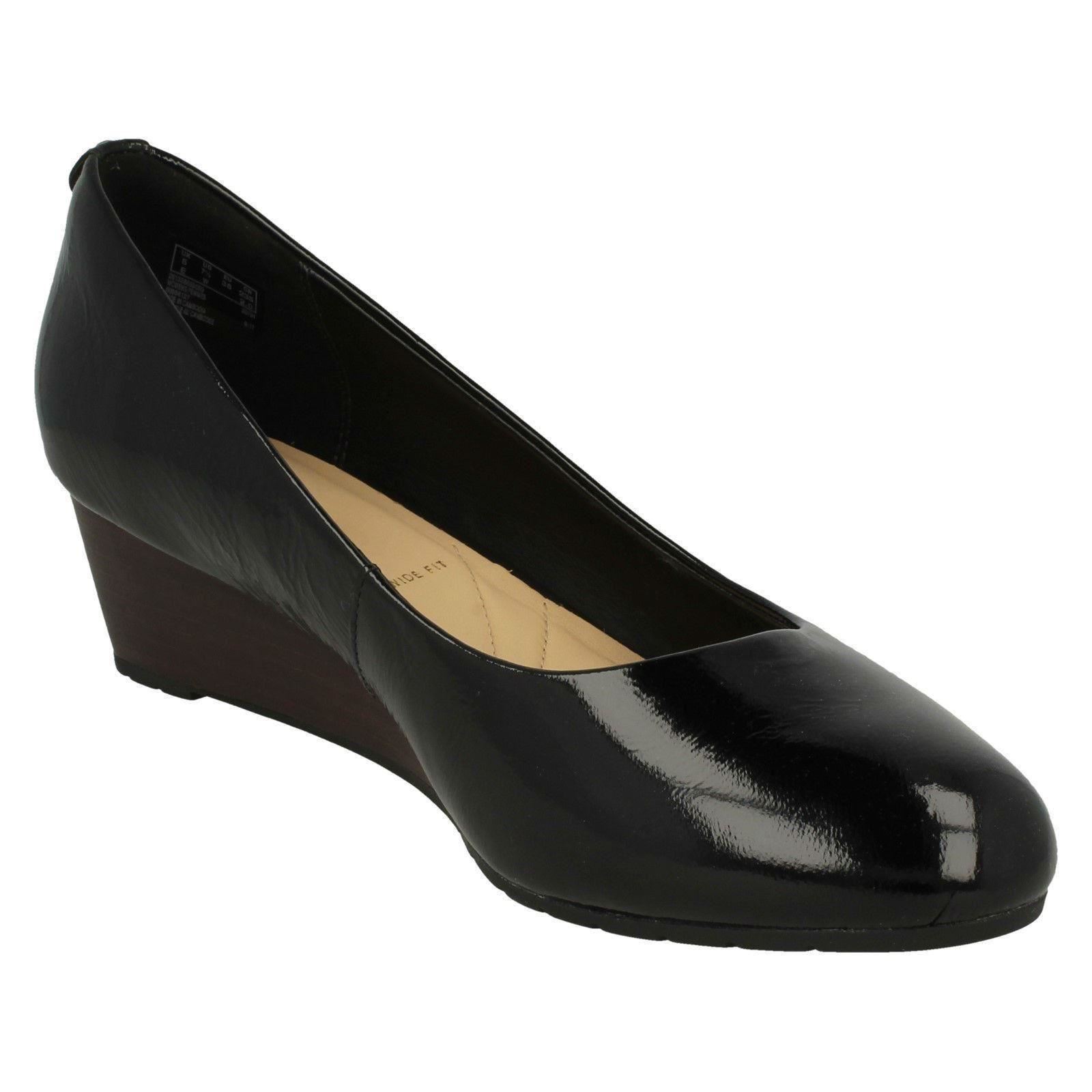 Clarks Vendra Bloom Damen Slipper Schwarz Lack Slipper Damen Am Keil Pumps E-Fit (R1A) c15555 Clarks Vendra Bloom Damen Slipper Schwarz Lack Slipper Damen Am Keil Pumps E-Fit (R1A) c15555