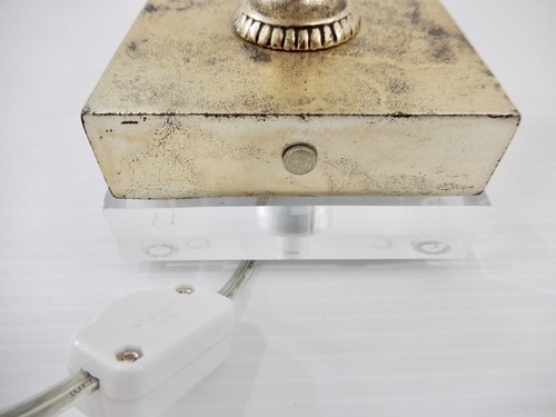 Coppia di lampade a colonna vintage in metallo argentato e vetro su basi in lucite - Foto 10 di 10