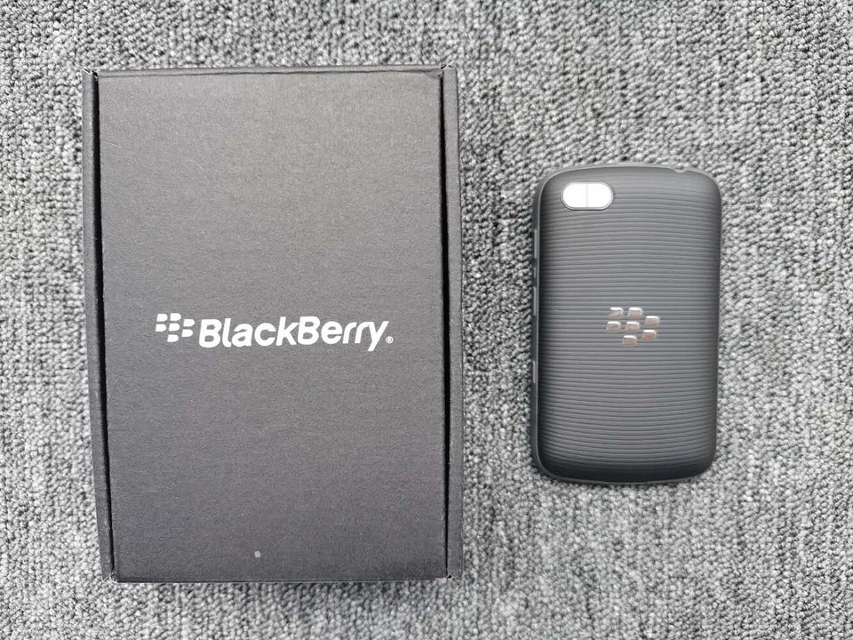 BlackBerry 9720 (Unlocked) 3G WIFI 5MP Camera FM Radio GPS Black/White Cellphone - Image 4 of 4