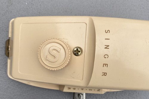 Vintage Singer Buttonholer with Manual, circa 1960 And Box Of 4 Singer Templates - Picture 3 of 8