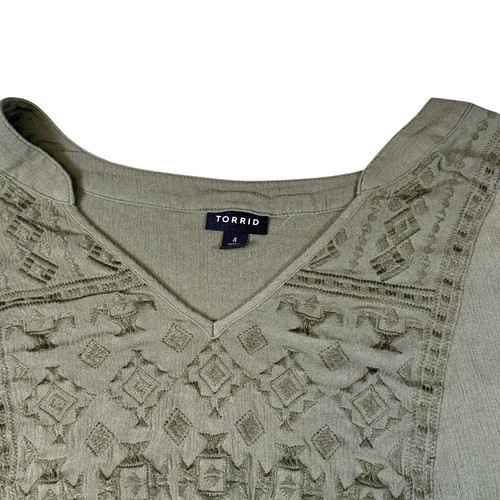 TORRID CRINKLE GAUZE EMBROIDERED TOP WOMEN’S SiZE 4 PRE-OWNED - Picture 2 of 3