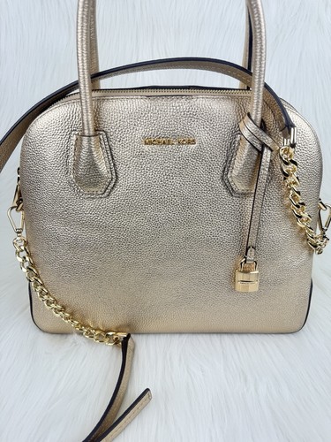 Borsa a tracolla Michael Kors Mercer in pelle oro metallizzato a cupola - Foto 8 di 21