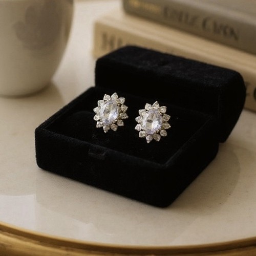 Stunning Tanzanite & Diamond Halo 18ct Gold Earrings - Picture 2 of 9