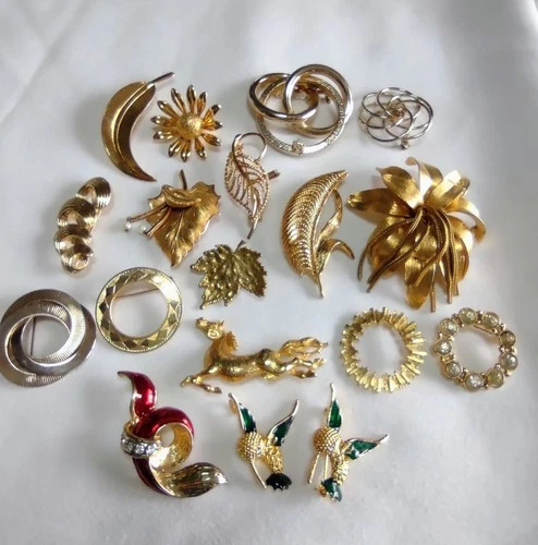 VINTAGE UNSIGNED COSTUME JEWELRY BROOCHES/PINS GOLD TONE LOT OF 18