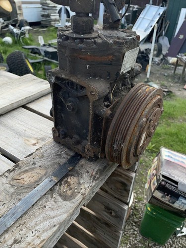 Navistar 2000320 C91 AC Compressor Pump With Clutch - Picture 3 of 3