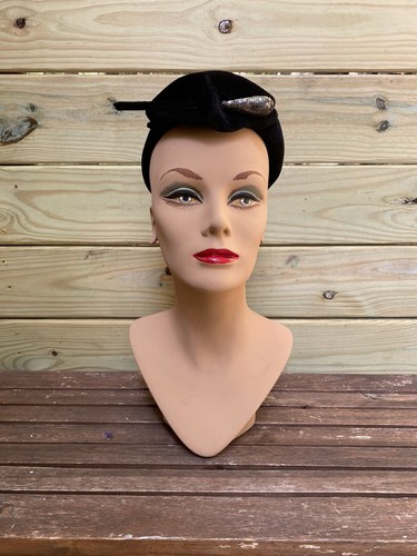 Vintage 1950s Women’s Black Velvet Riding Style Hat w Sequin HatPin And Curlicue
