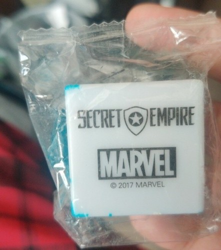 NEU IN VERPACKUNG MARVEL SECRET EMPIRE 2017 PROMO-WÜRFEL AUFLEUCHTEN KOSMISCH DUNKEL VERSIEGELT - Bild 2 von 3