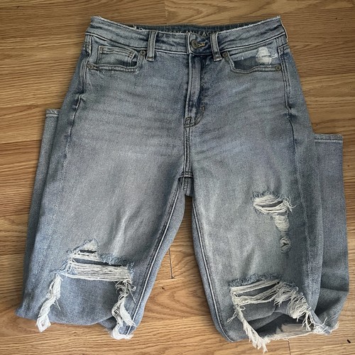 Jeans American Eagle Distressed Mom Jeans taglia 0 lavaggio leggero regolare