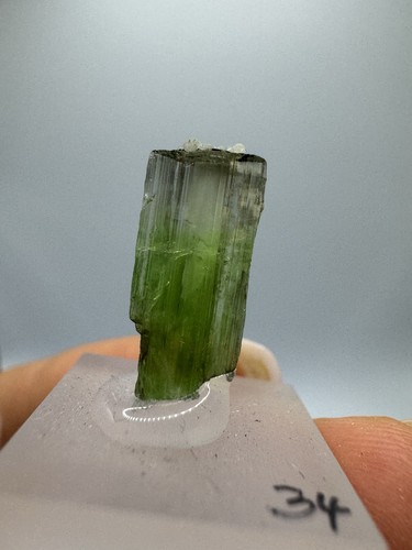 TREMOLITH Roh Kristall (0.8gr) Tremolit / Chrome Tremolite rough, Tanzania - Picture 1 of 6