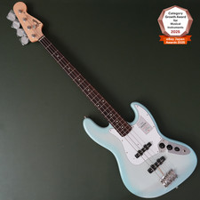 Bajo Jazz Fender Hecho en Japón Colección Tradicional 2025 Años 60 Azul Polvo de Estrellas