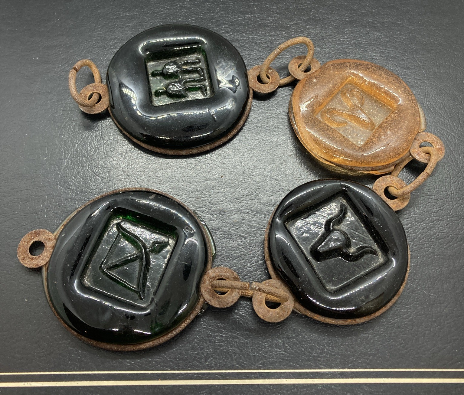 Vidrio burbuja de forma libre Blenko Zodiacs vintage 4 piezas en una cadena con astillas como está