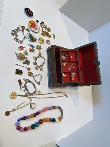 1980’s Treasure Chest Of Jewelry Pins  Michael Jackson Smurf ET Etc - Picture 19 of 24