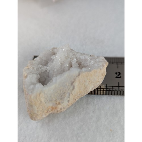 Geoda roca druzy, cristal blanco 10-20 mm de alto 45x40x40 mm forma de triángulo ancho nuevo sin etiquetas - Imagen 5 de 10