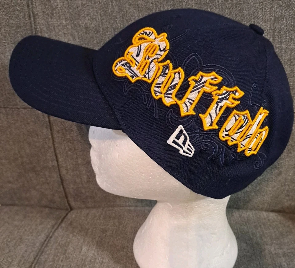 Sombrero ajustado New Era Buffalo Sabres "Buffalo" azul/dorado talla mediana/lg parece sin usar Foto 3 de 4