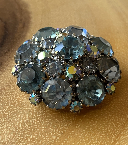 Broche prendedor redondo facetado diamantes de imitación AZUL HIELO BLANCO tono plata firmado vintage - Imagen 5 de 20