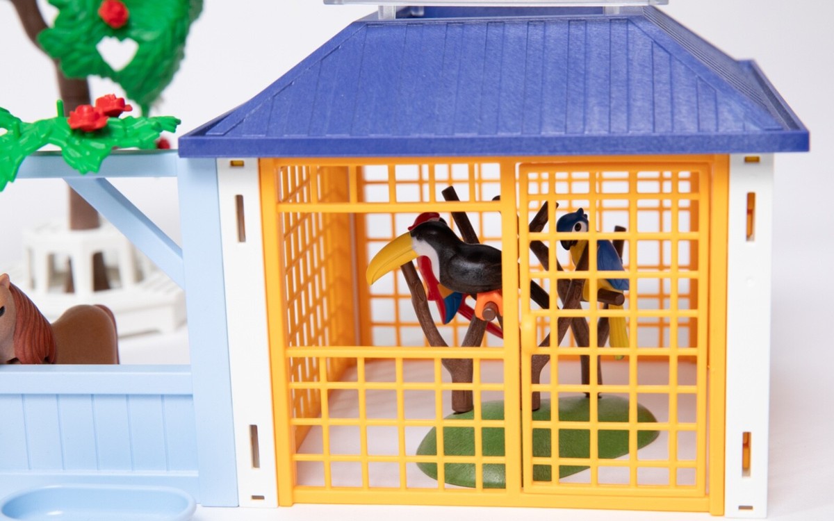 Playmobil 4343 Animal Vet Clinic - includes animals, trees