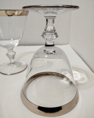 Dos copas de vino o agua de cristal con banda plateada diseño Thorpe con vástago cuadrado - Imagen 2 de 6
