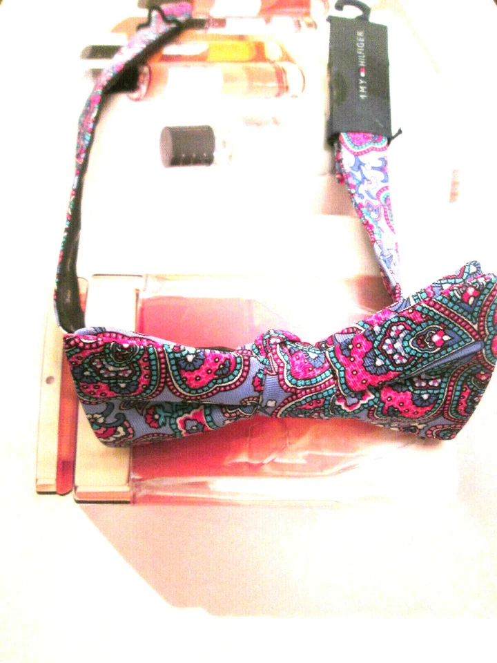 Lauren Polo Look TOMMY HILFIGER - PAJARITA CLÁSICA PREPPY PAISLEY - Seda de lujo, nueva con etiquetas Foto 3 de 4