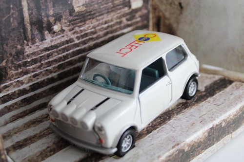 Corgi #04441 The Italian Job Mini & Driver + Gold Bars & Cer NMIB HARD TO FIND - Picture 5 of 9