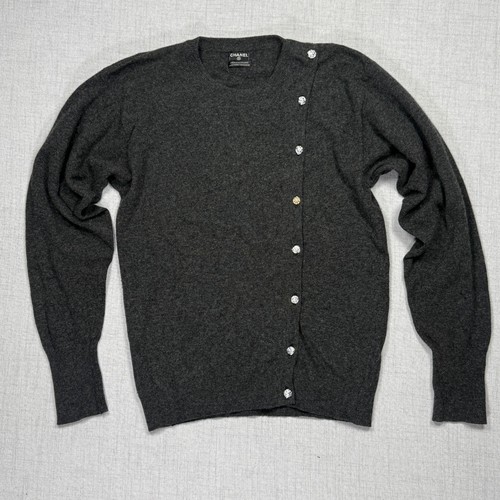 Vintage Chanel Kaschmir Cardigan Schmuckknopf asymmetrisch grau Pullover Brustumfang 35" - Bild 1 von 12