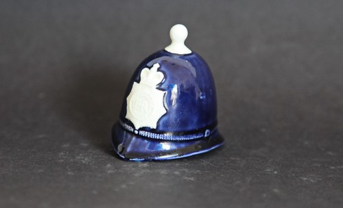 De colección. Campana de porcelana en miniatura London ER Policía Metropolitana Bobby Hat Casco - Imagen 1 de 6