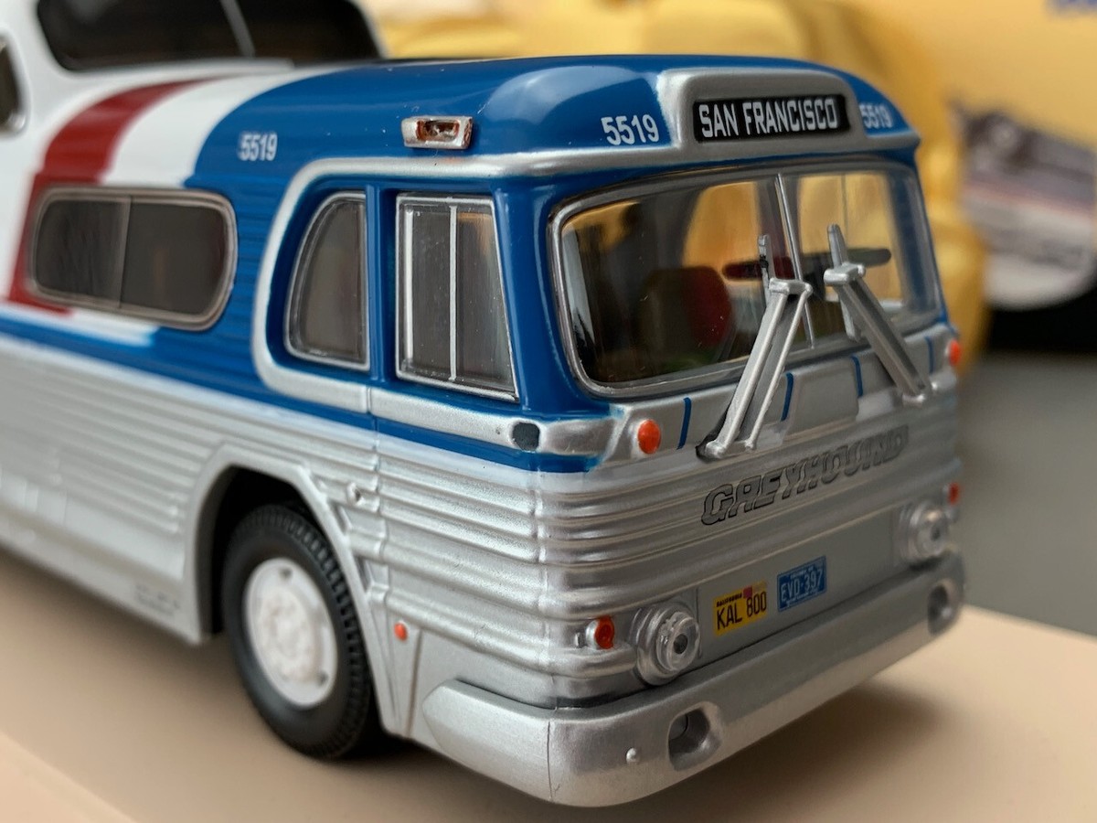 1/50 Corgi 50th Anniv US54415 GM 4501 Greyhound Scenicruiser