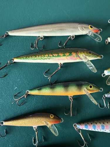 Konvolut 12 Jerkbaits verschiedene Farben & Größen hängend versenkend verbunden - Bild 2 von 15