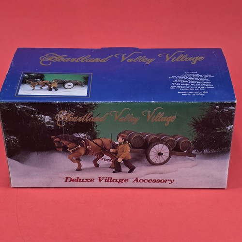 Heartland Valley Village Deluxe Dorfzubehör Pferdewagen mit Fässern - Bild 9 von 11
