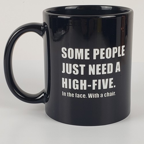 Tazza caffè "Alcune persone hanno solo bisogno di un cinque alto in faccia con una sedia" divertente - Foto 3 di 9