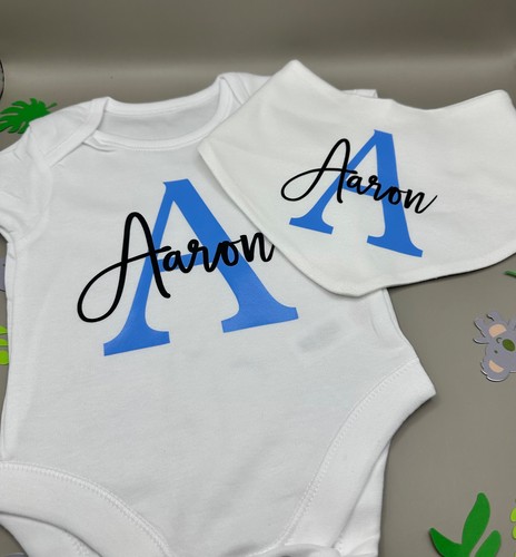Personalisiertes Set mit Namen und Initialen Baby Weste und Lätzchen Body Strampler Portofrei - Bild 23 von 24
